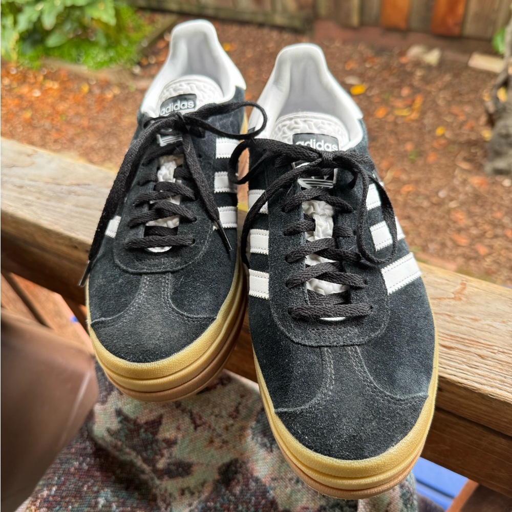Women’s Gazelle platform Adidas in black and white
